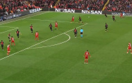 CHOÁNG! Lộ hình ảnh gây sốc ở bàn mở tỉ số của Liverpool
