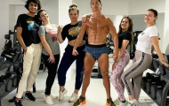 Trốn Covid-19, Ronaldo khoe cơ bụng 6 múi khủng khiếp
