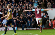 Ngày này năm xưa, hattrick của Andy Carroll khiến Arsenal suýt ôm hận trước West Ham