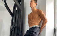 Không đá bóng, Ronaldo lôi 2 con ra làm tạ