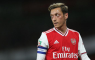 Ozil bị 'đánh hội đồng', các cầu thủ Arsenal lập tức tỏ thái độ