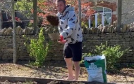 Không đá bóng, 'cáo sát thủ' Premier League vác xẻng trồng rau nuôi gà