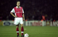 Quả phạt đền hỏng ăn của Bergkamp mở ra cú ăn ba lịch sử của MU