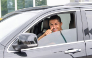 Ronaldo “đốn tim” người hâm mộ với 1 hành động tại quê nhà