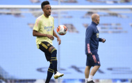 Arsenal 'phơi áo' trước Man City, Aubameyang hành xử bất ngờ với CĐV