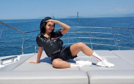 Hôn thê của Ronaldo mang 'cây' hàng hiệu, thả dáng trên du thuyền