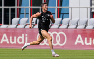 Lewandowski khoe cơ bắp cuồn cuộn chẳng kém Ronaldo trên sân tập