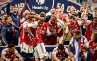 Vừa đoạt cúp, Aubameyang đã làm rơi khiến đồng đội hốt hoảng
