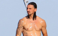 Đi du lịch cùng vợ, Ibrahimovic vẫn hùng hục làm 1 chuyện