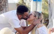 Riyad Mahrez tình tứ khóa môi bạn gái trong kỳ nghỉ