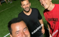 Trở lại Thổ Nhĩ Kỳ, Ozil gặp mặt và selfie cùng 2 'nhân vật lớn'