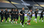 Man Utd ra sân tập luyện khi vừa tới Đức, Pogba lộ diện mạo mới