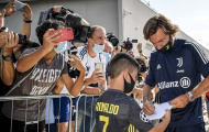 Ngày đầu làm HLV tại Juventus, Pirlo được NHM Ronaldo xin chữ ký