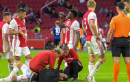 CHOÁNG! Cựu sao Man Utd ngã gục xuống sân vì bệnh cũ tái phát