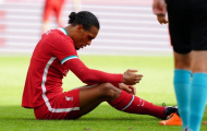 Báo động đỏ cho Liverpool, Van Dijk đổ máu trên sân