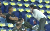 Ronaldo bị nhắc nhở trên khán đài