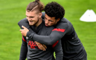 Karius khom người nhìn thủ môn 21 tuổi bay lượn trên sân tập Liverpool