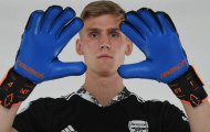 Tân binh Alex Runarsson khoe số áo, ra mắt Arsenal cực 'ngầu'