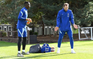 Được Cech dìu dắt, Mendy bay như chim trong buổi tập đầu