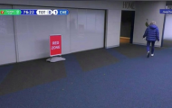 Hành động 'kì quái' trước Chelsea, Mourinho lập tức lên tiếng