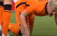 Thi đấu với đội tuyển, Van de Beek khiến fan M.U thót tim
