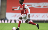 'Tôi cứ nhìn mãi vào tin nhắn đó cho đến khi bị Lacazette gõ đầu'