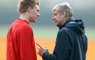 Cựu sao Arsenal: 'Tôi muốn quay ngược thời gian, dùng búa đập đầu mình'