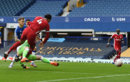 CHOÁNG! Trung vệ 'thép' Liverpool bị tắc bóng thô bạo, phải rời sân sớm
