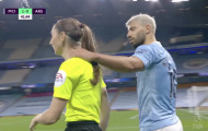 “Đụng chạm” nữ trọng tài, sao Man City hứng chịu chỉ trích