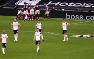Cà khịa chưa đúng lúc, CĐV Tottenham nhận gạch đá từ dàn sao West Ham