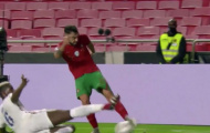 Pogba có pha tắc bóng không khoan nhượng với Fernandes