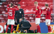 Nỗi khiếp đảm Cech tái hiện, Kasper Schmeichel gục xuống sân đáng sợ