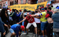 Máu và nước mắt đã rơi! Đám tang Diego Maradona chìm trong bạo loạn
