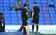 Liverpool sảy chân vì VAR, Neville có động thái gây bão