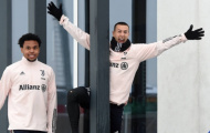 Ronaldo và dàn sao Juve tạo dáng hài hước giữa tuyết rơi