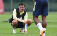 Arsenal bại trận, Ozil lập tức phản ứng
