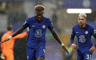 Neville so sánh Tammy Abraham với tiền đạo Liverpool