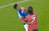 Cavani đẩy văng Mina xuống đất, Solskjaer lập tức lên tiếng phân trần
