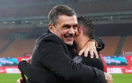 Milan chơi quá xuất sắc, Maldini lao xuống sân ôm chầm cầu thủ