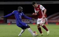 CHOÁNG! 'Ngựa chiến Arsenal' quá sung, Kante lảo đảo té khuỵu gối