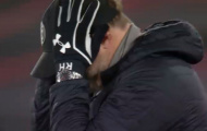 Quỳ xuống khóc sau khi thắng Liverpool, HLV Hasenhuttl phán luôn 1 câu