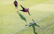 Đá bay virus Corona, viện binh Man City ngả người volley trên sân tập