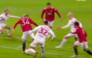 Khoảnh khắc cho thấy Solskjaer đang dùng sai Van de Beek