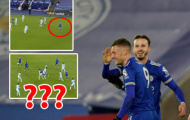 Vì sao Vardy không việt vị trong bàn thắng thứ 2 của Leicester trận Chelsea?
