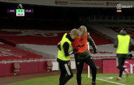 Van de Beek để lại hình ảnh gây bão với tân binh của Arsenal
