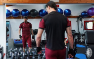 Ibra lộ hình ảnh gây choáng, 'lính đánh thuê' M.U cật lực trên sân tập AC Milan