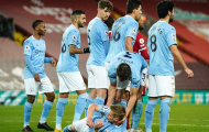 CHOÁNG! Dias tóm cổ sao Man City nằm trên sân, lôi qua 1 bên