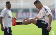 Ronaldo cười tươi, cả đội Juve cật lực trên sân tập