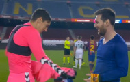 Thủ môn Elche 'ngớ người' khi được Messi đổi áo đấu