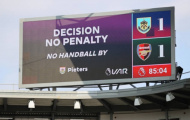 NHM Arsenal 'đá xoáy' Man Utd sau khi bị VAR cướp penalty